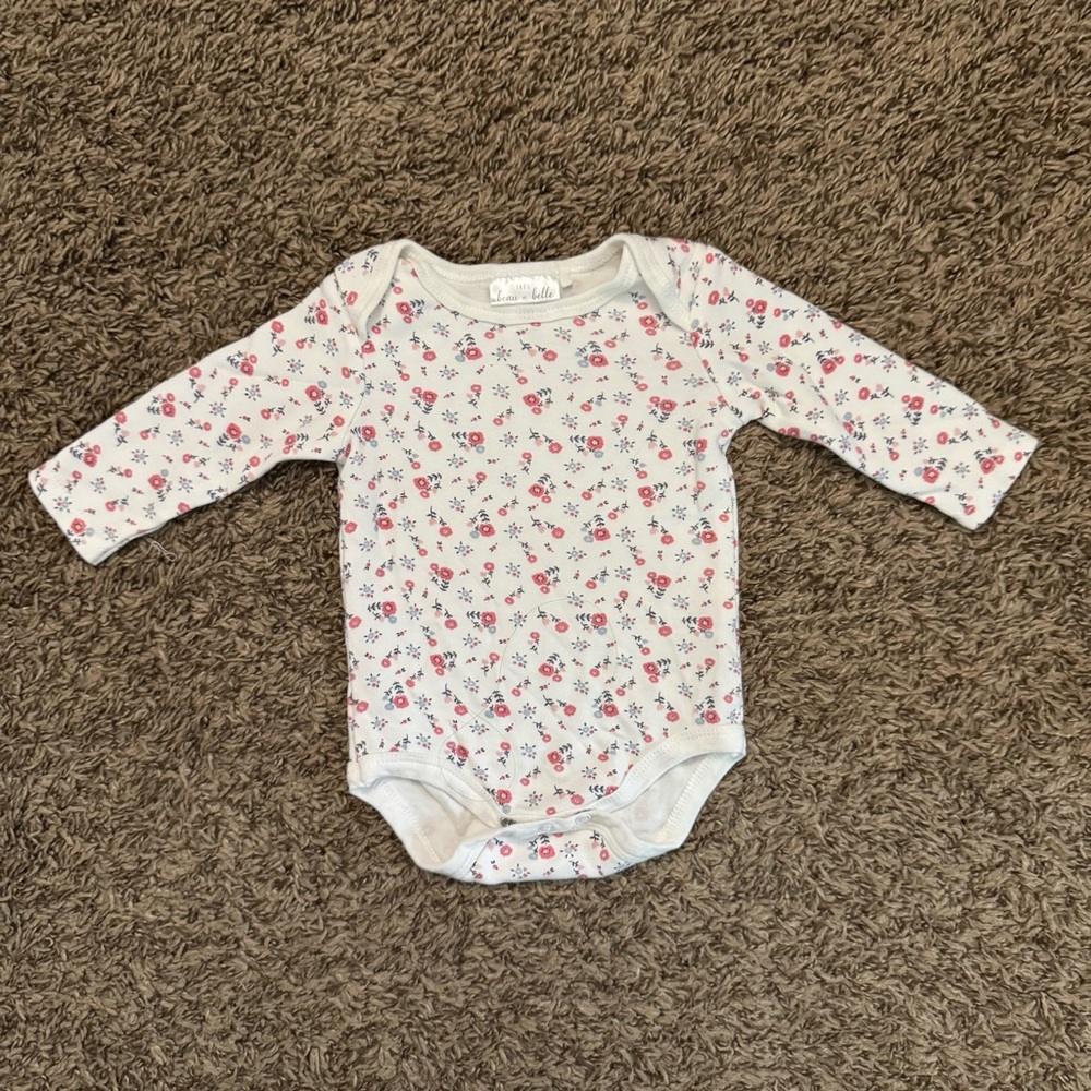 Tres Beau et Belle Floral Print Long Sleeve Baby Onesie